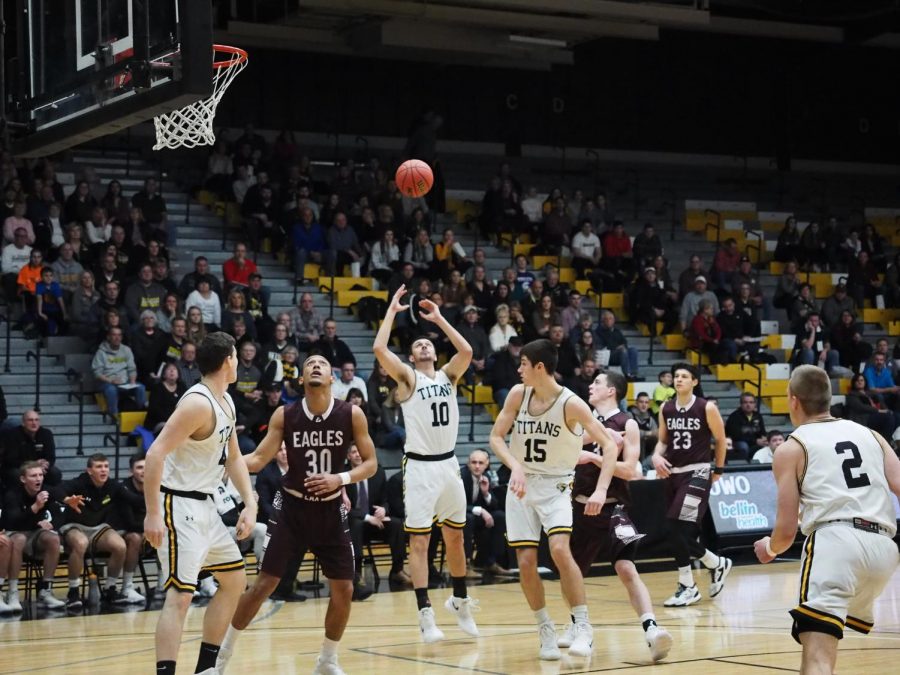 The trio of UW Oshkosh athletes, senior guard Jake Laihnen (10), sophomore forward Adam Fravert (15) and sophomore center Jack Flynn, look to gather in a loose ball against UW-La Crosse. The three combined for 29 points on February 10.