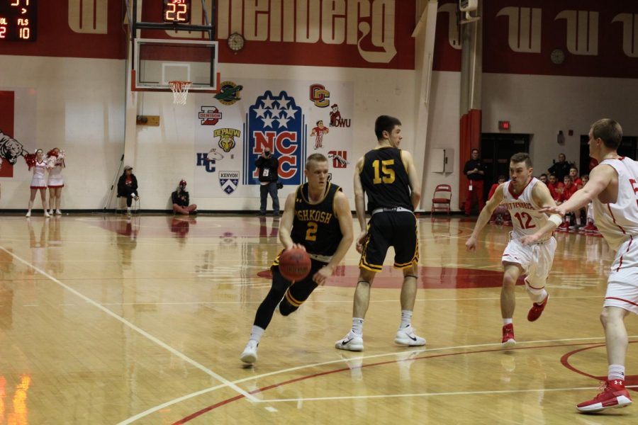 Junior+guard+Ben+Boots+%28No.+2%29+drives+around+a+screen+set+by+sophomore+forward+Adam+Fravert+%28No.+15%29+during+the+second+round+game+against+Wittenberg+University.