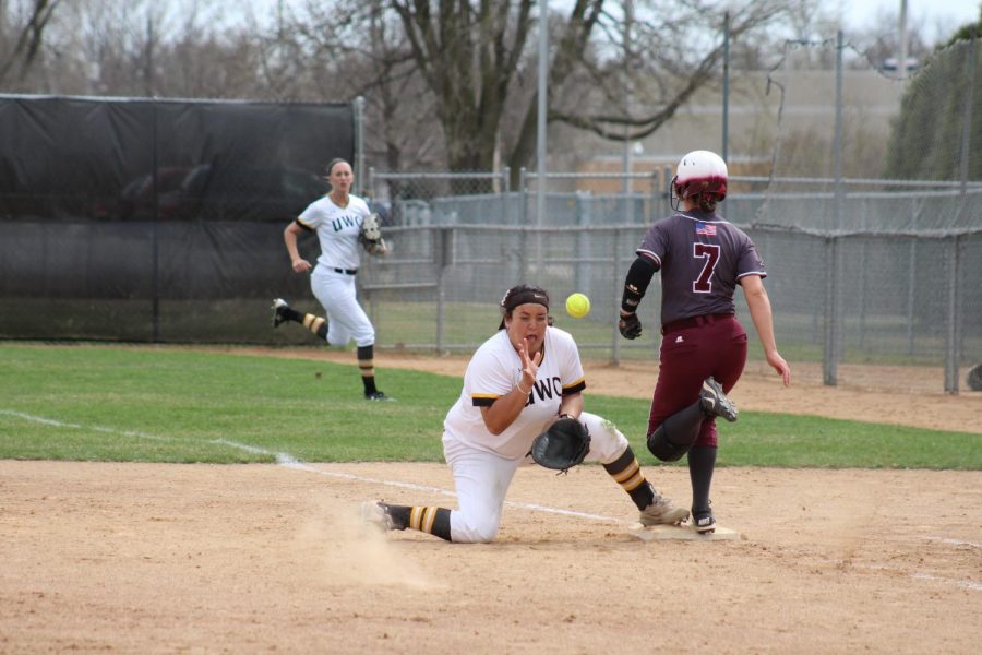 Oshkosh+junior+first+baseman+Kaitlyn+Krol+attempts+to+field+a+throw+in+Tuesday%E2%80%99s+sweep+against+UW-La+Crosse.+In+33+games+this+season%2C+Krol+has+32+hits%2C+including+six+doubles%2C+one+triple+and+two+home+runs%2C+and+only+two+strikeouts.+