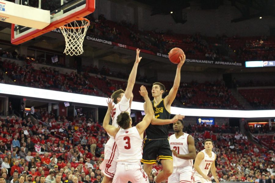 Junior Adam Fravert shoots a hookshot over Badgers Nate Reuvers and Walt McGrory on his way to a team-high 20 points.