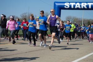 Students and community run to raise awareness of mental health issues.