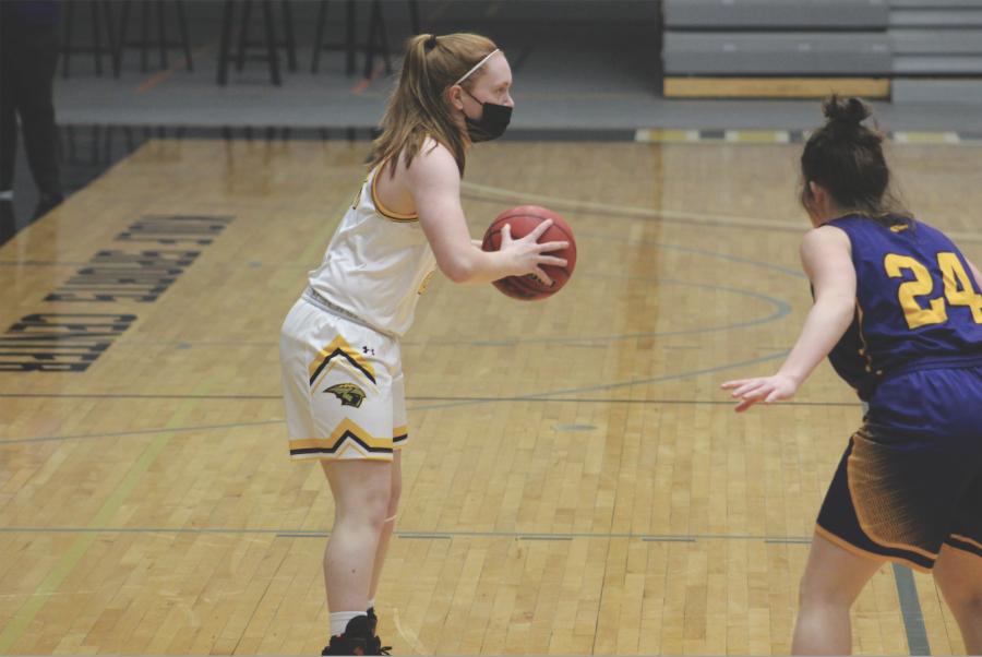 Katie Pulvermacher / Advance-Titan
Freshman guard Lydia Crow surveys the court as she prepares to pass the ball in the Feb. 17 matchup against UWSP at the Kolf Sports Center. UWO went
on to win the matchup by a score of 75-45, making the game their largest blowout win of the year.