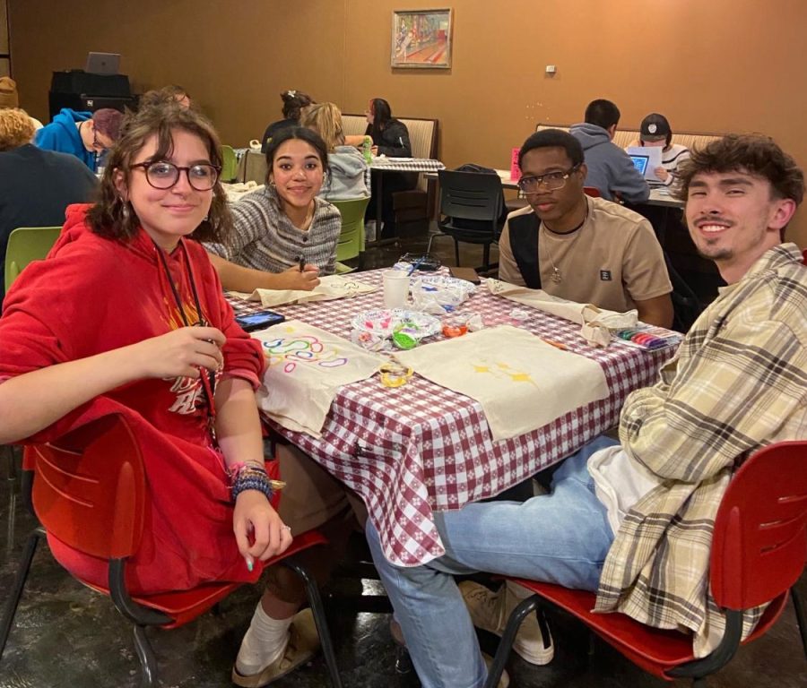 Photo courtesy of Dominic Lee--
Reeve Union Board held a tote bag decorating event last Thursday in Titan Underground. Students could decorate tote bags with paint and stamps at the event.