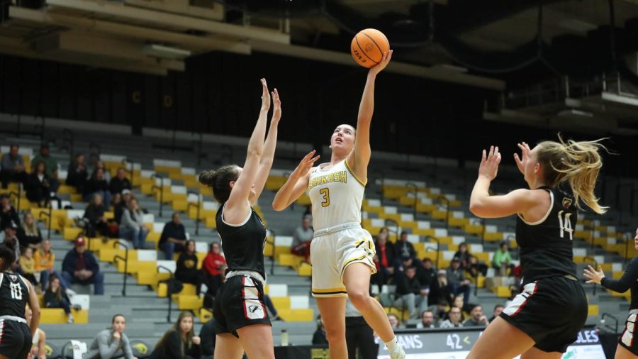 Courtesy+of+UWO+athletics--+Sarah+Hardwick+goes+in+for+a+layup+in+UWOs+81-71+win+Tuesday+against+Edgewood+College.