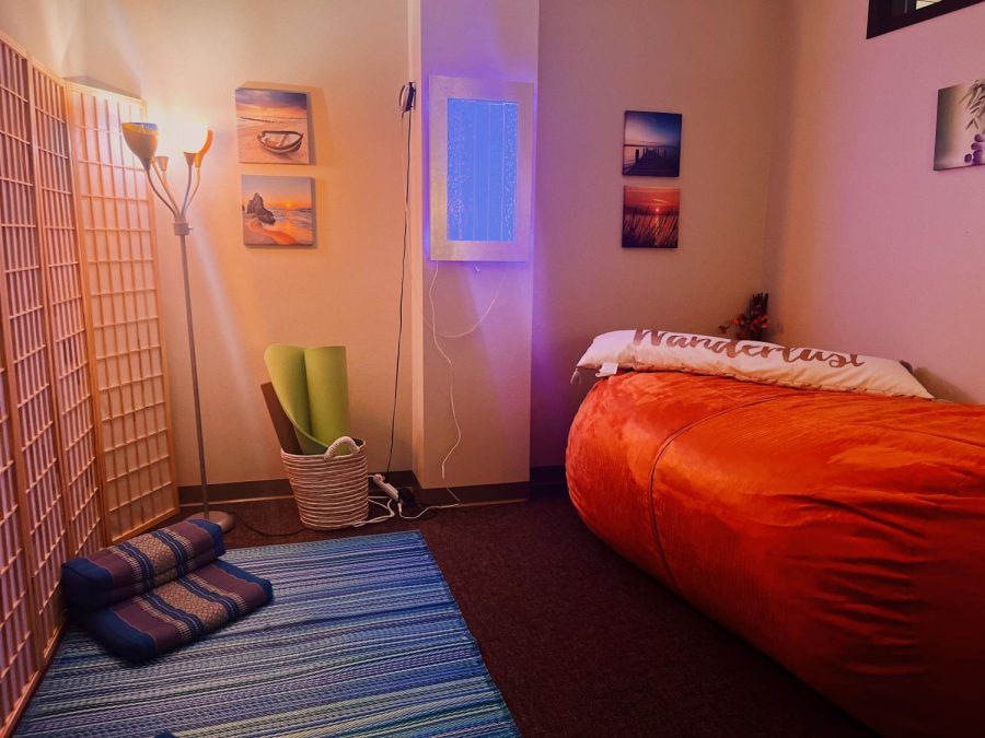 Aubrie Selsmeyer / Advance-Titan - According to Mayo Clinic, “44% of college students reported having symptoms of depression and anxiety.” The Just Breathe room is
located in the Student Success Center. Students can rent 30-minute sessions to decompress with music, lighting and aromatherapy. 