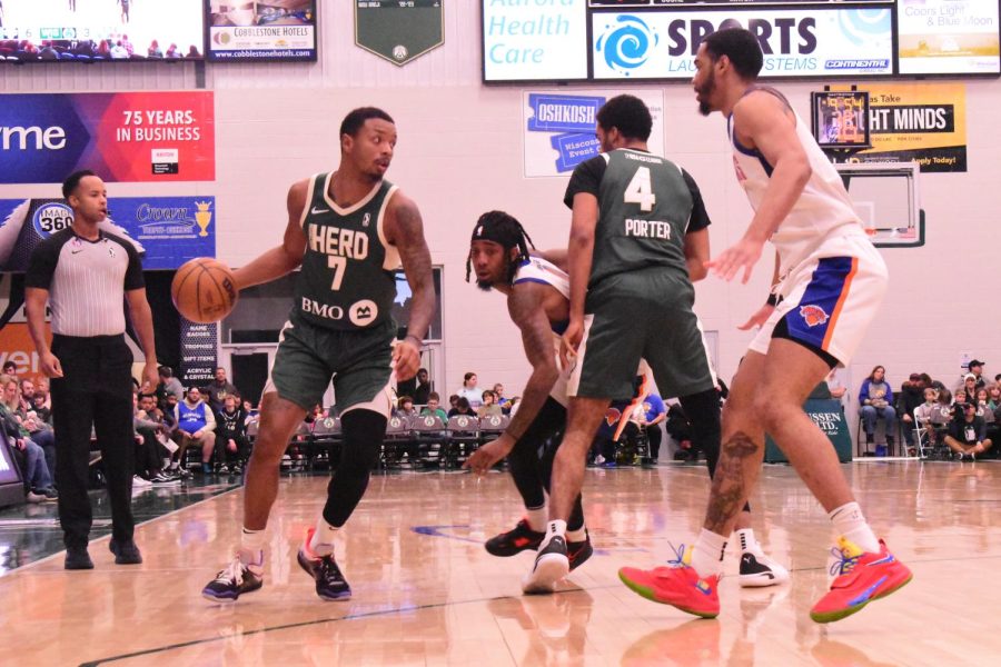 Jacob Link / Advance-Titan – The Herd’s Elijah Hughes (7) gets a screen from Jontay Porter (4) in a game against the Westchester Knicks last season.