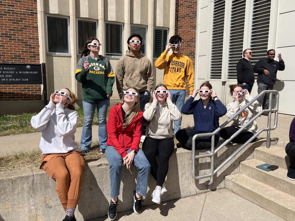 Anya+Kelley+%2F+Advance-Titan%0AUWO+students+with+solar+eclipse+glasses+on+their+faces+gather+outside+of+Halsey+Science+Center+to+get+a+view+of+the+partial+eclipse+in+Oshkosh