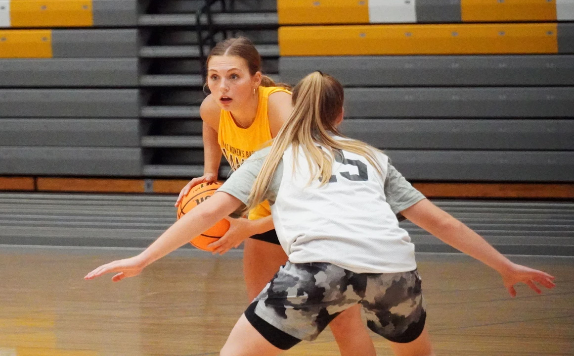 Women's basketball begins season 7-0