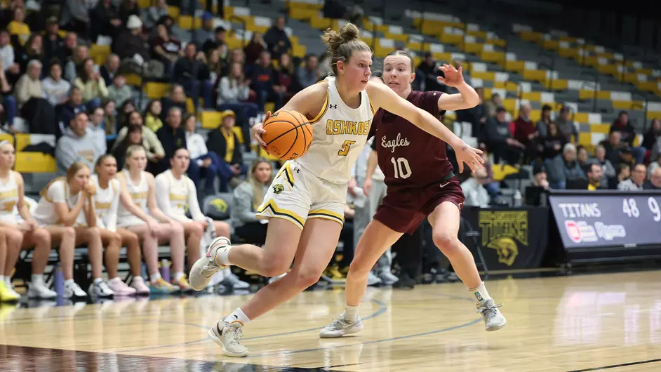 Courtesy of Steve Frommell / UWO's Paige Seckar drives to the basket against UW-La Crosse on Saturday at the Kolf Sports Center.