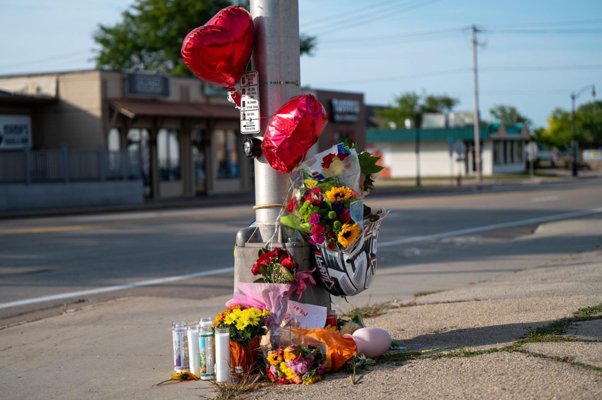 Jess Duch / Advance-Titan – Flowers, balloons, candles, handwritten cards, a motorcycle helmet and other items were set at the traffic light near the crash.
