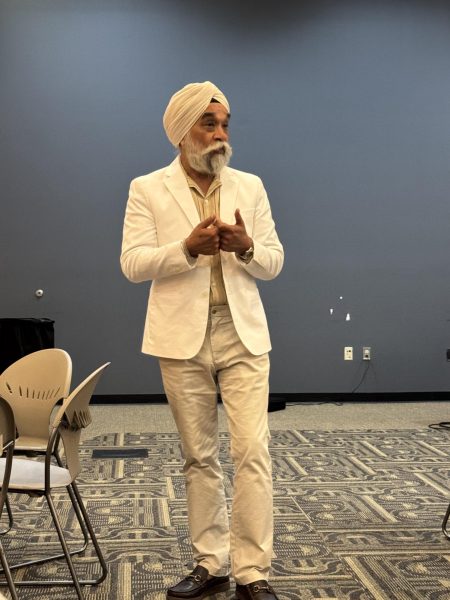 Singh gives opening remarks at the welcome dinner for international students.