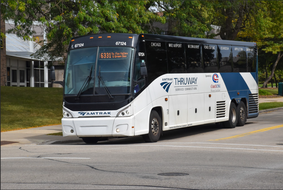 Isaac Pischer / Advance-Titan – The Amtrak I-41 Thruway bus arrives on the UW Oshkosh campus. The Wisconsin DOT announced that the bus will end Oct. 1 