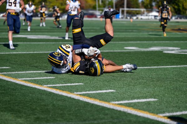 Football beats UWEC 28-21 in 100th Homecoming