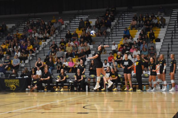 Volleyball wins its 21st straight set with sweep on senior night