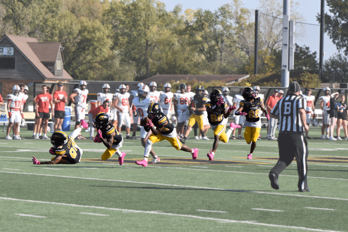 Illustration by Jacob Link / Advance-Titan -- UWO wide receiver Londyn Little hauls in a fourth down reception to set up Oshkosh inside UW-River Falls territory with under a minute to play. The Titans scored four plays later to overtake UWRF 21-17 with 10 seconds left in the game.