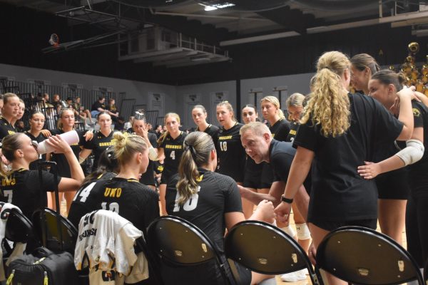 Volleyball defeats UWL in WIAC Clash