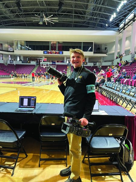 Justice Cyr / Advance-Titan --
Dylan Przybylski takes photos during
the women’s basketball Final Four.